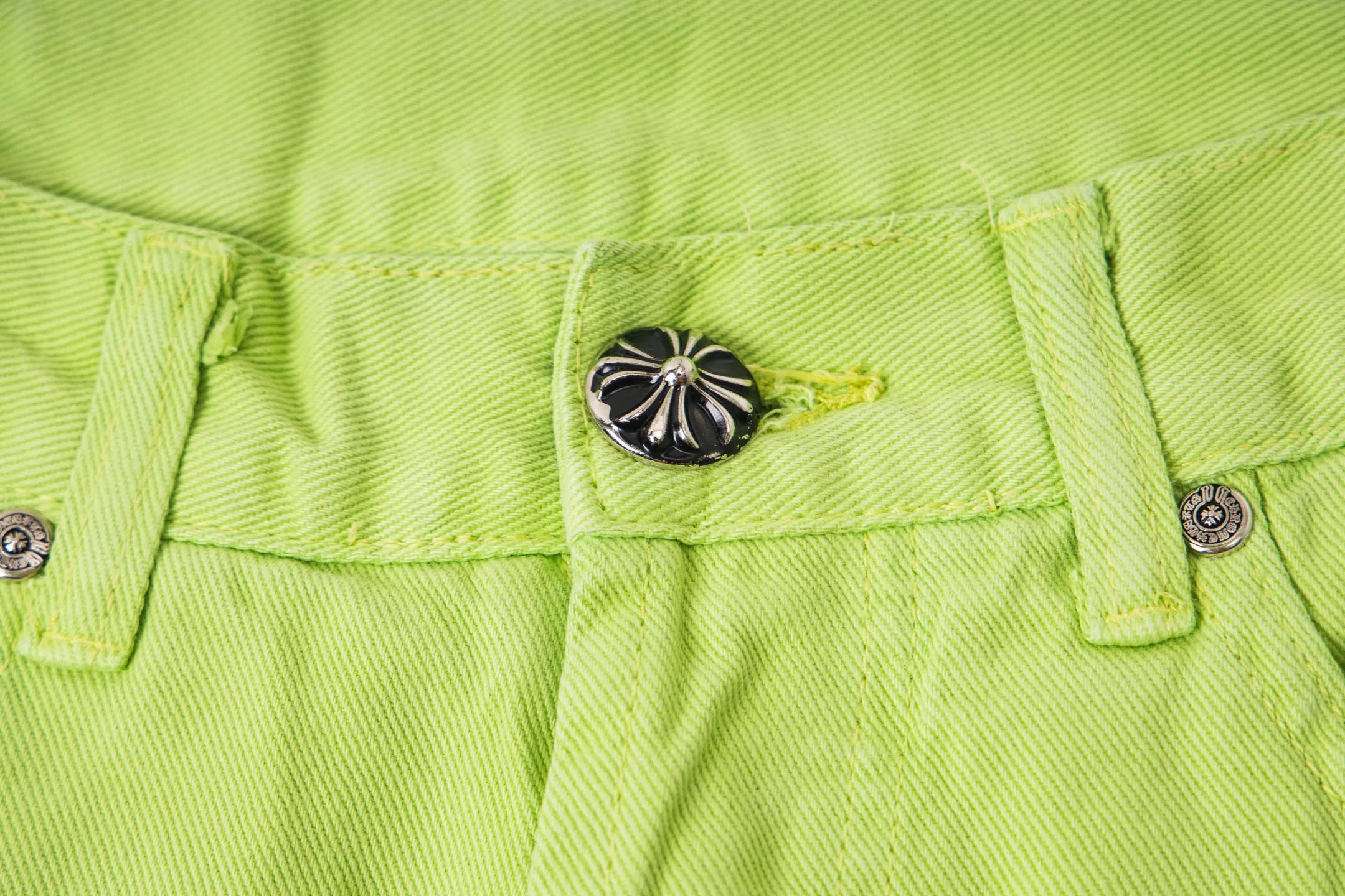 P250 Chrome Hearts dopamine green denim and black and yellow leather couple jeans are a hot trend this season and are sought after by countless celebrities and fashionistas. The neat details of the cutting process add color to the playful fashion! The neat and meticulous design, and the well-fitting structure is unique. The upper body not only has outstanding recognition, but also looks younger and younger. A style with the ultimate wearing meaning and performance, gorgeous color matching, and the craftsmanship of this style is also extremely extraordinary. After the finished product is washed, it is disassembled and hand-made with sheepskin cross leather and then spliced ​​together to complete. The whole piece has too many craftsmanship to describe. It is decorated with patchwork cross flowers and high-waisted washed jeans! ! Absolutely high-end luxury product, a god-level single product, a super popular product, made by top heavy industry, a magic weapon that cannot be missed to hit the streets. Style number: 1829# Size: 28 30 32 34 Color: green